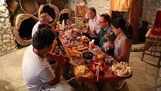Dégustation de vins populaires à la cave à vin familiale Iliaseuli