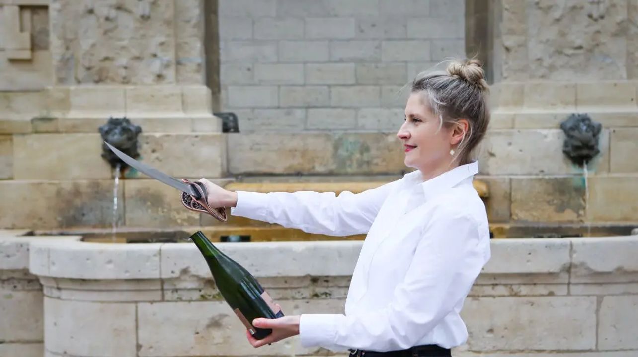 Paulina Sanders — The Art of Sabrage & Champagne Experience