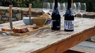 Mesa de montanha privada com vinho e comida
