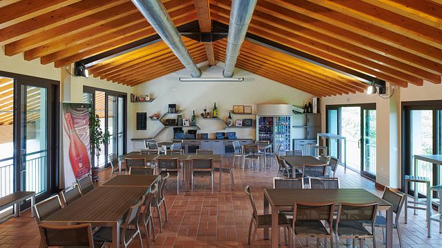 Indoor-Picknick mit Blick auf die Weinberge